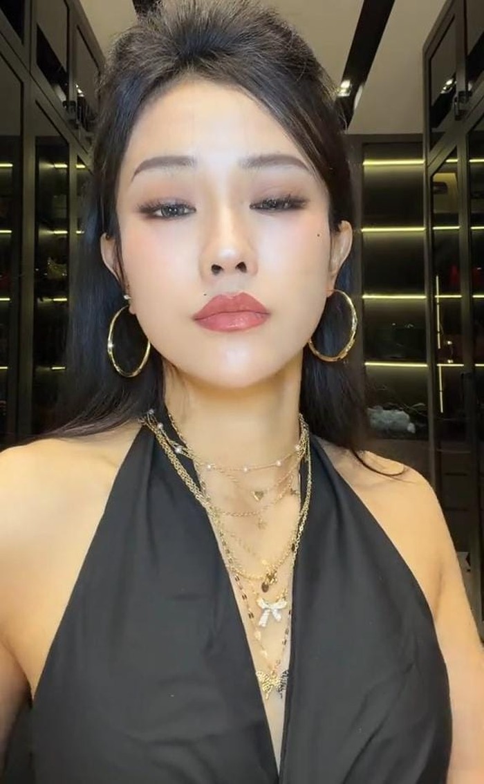 Sering membagikan konten menghibur bersama sang suami, Jessica Jane juga ikut meramaikan tren Bebot! Dia mengenakan&nbsp;halter neck hitam dan aksesori emas yang memunculkan aura badass/Foto: TikTok/Jesicca Jane