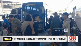VIDEO: Pemudik Mulai Padati Terminal Pulo Gebang Jelang Lebaran
