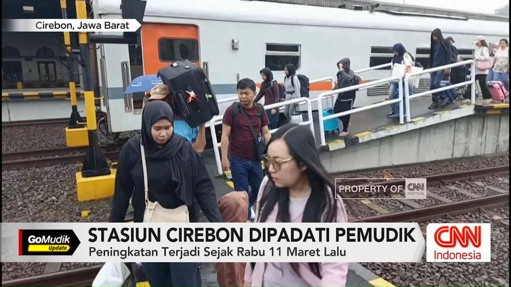 VIDEO: Ribuan Penumpang Padati Stasiun Cirebon Menjelang Lebaran