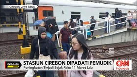 VIDEO: Ribuan Penumpang Padati Stasiun Cirebon Menjelang Lebaran