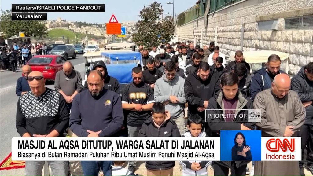 VIDEO: Masjid Al-Aqsa Ditutup, Warga Terpaksa Salat di Jalan