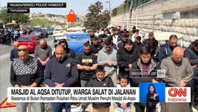 VIDEO: Masjid Al-Aqsa Ditutup, Warga Terpaksa Salat di Jalan