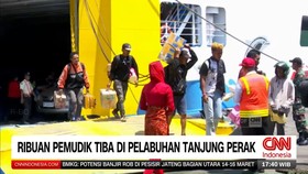 VIDEO: Ribuan Pemudik Tiba Di Pelabuhan Tanjung Perak
