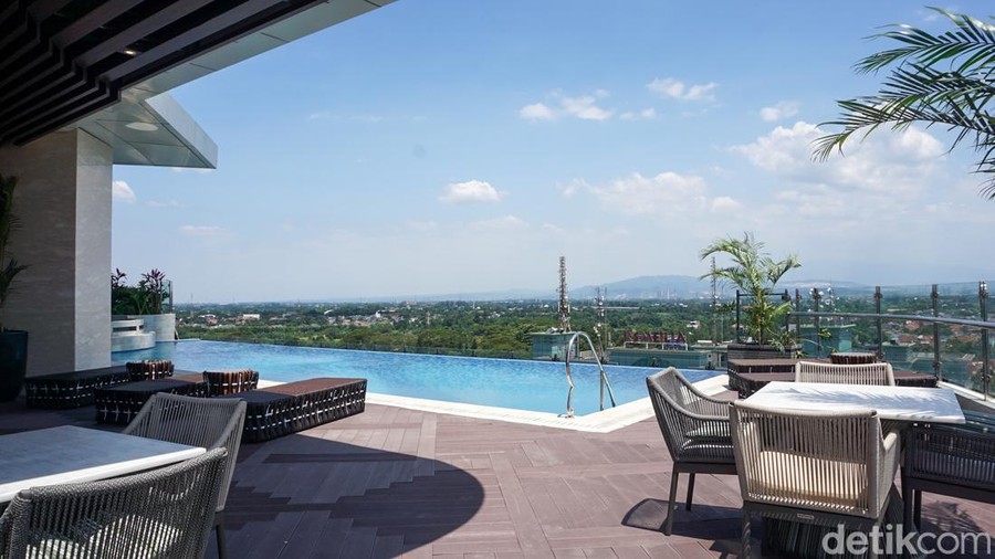 Trans Hotel Jakarta di kawasan Cibubur melakukan soft opening pada Maret 2026 dengan menghadirkan fasilitas mewah bagi para tamu&period; Salah satu fasilitas utama yang menjadi daya tarik adalah infinity pool dengan konsep pantai pasir putih yang dirancang menyerupai suasana pantai&period;