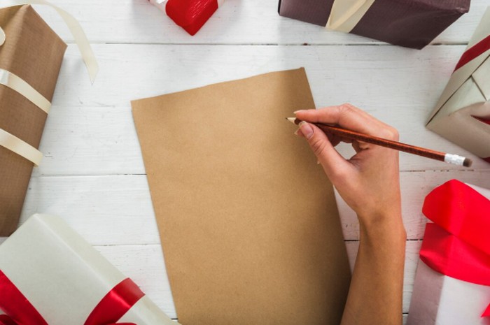 Ucapan yang hangat dan tulus bisa membuat hampers Lebaran terasa lebih personal. Pesan sederhana sering kali justru terasa lebih menyentuh./ Foto: freepik.com