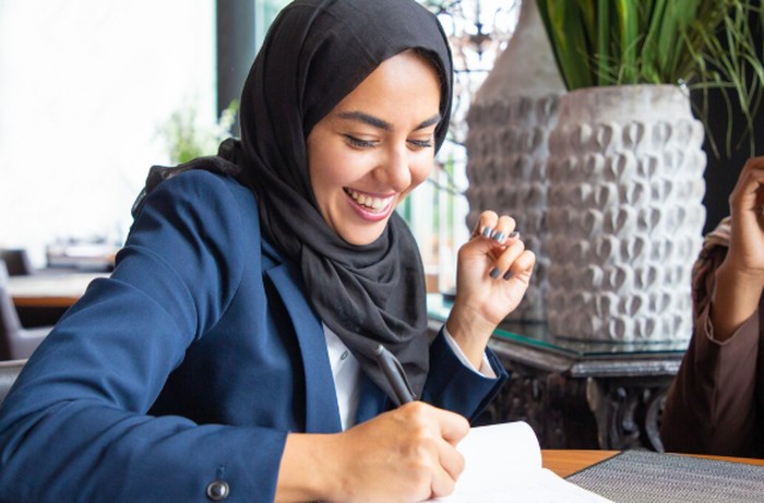 Untuk teman dekat, ucapan hampers bisa dibuat lebih santai dan ringan. Pesan yang sederhana justru terasa lebih akrab./ Foto: freepik.com/pch.vector