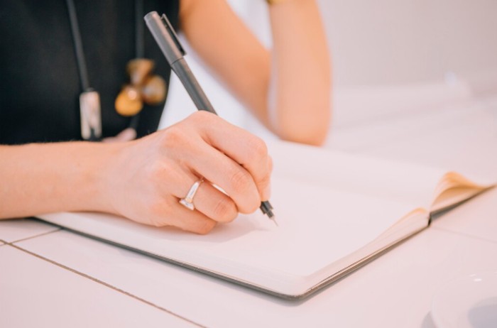 Ucapan hampers tidak harus panjang untuk terasa bermakna. Pesan singkat justru terlihat lebih elegan dan mudah diingat./ Foto: freepik.com