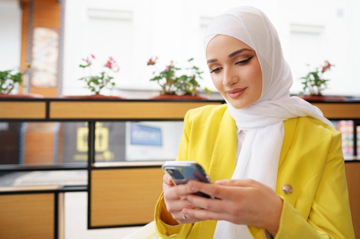 Ucapan Idulfitri untuk teman bisa dibuat lebih santai namun tetap penuh makna. Pesan sederhana dapat membuat hubungan terasa lebih hangat./ Foto: freepik.com/fabrikasimf