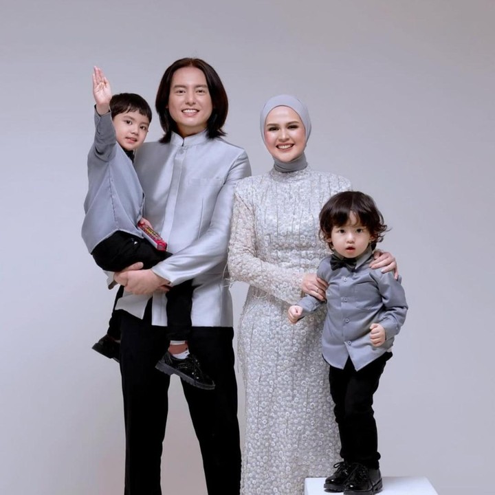 <p>Keluarga artis Cut Meyriska dan Roger Danuarta juga mencuri perhatian lewat foto kebersamaan mereka. Dalam foto tersebut, keduanya tampil kompak mengenakan busana bernuansa silver dan abu-abu bersama kedua putranya, Shaquille dan Jourell. Cut Meyriska dan Roger terlihat berdiri sejajar, dengan sang suami menggendong si sulung, sementara putra bungsunya berdiri dengan bantuan properti. (Foto: @aldosinarta via Instagram @cutmeyriska)</p>