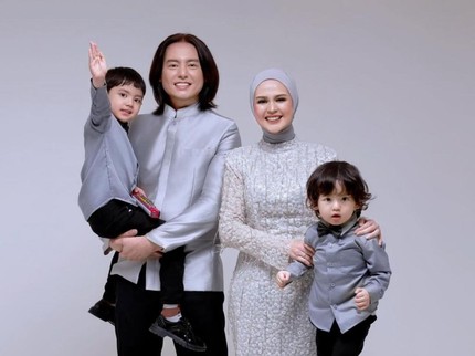 10 Ide Pose Foto Lebaran Keluarga Berempat yang Aesthetic di Hari Raya Idul Fitri