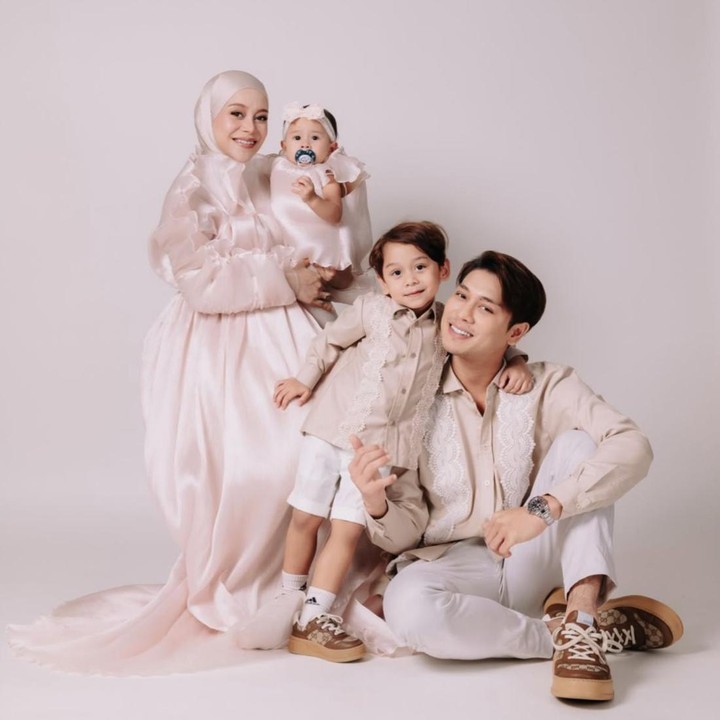 <p>Lebaran menjadi momen istimewa untuk berkumpul dan mengabadikan foto bersama keluarga. Kalau Bunda masih bingung mencari inspirasi foto keluarga berempat saat Lebaran, potret keluarga Lesti Kejora dan Rizky Billar ini bisa jadi inspirasi. Pasangan yang menikah pada tahun 2021 ini tampil serasi mengenakan pakaian bernuansa <em>pink</em>. Lesti terlihat duduk di bangku sambil menggendong Si Kecil, sementara Rizky duduk di bawah dengan dirangkul oleh si sulung, Levian. (Foto: @lucky.motret via Instagram @lestikejora)</p>