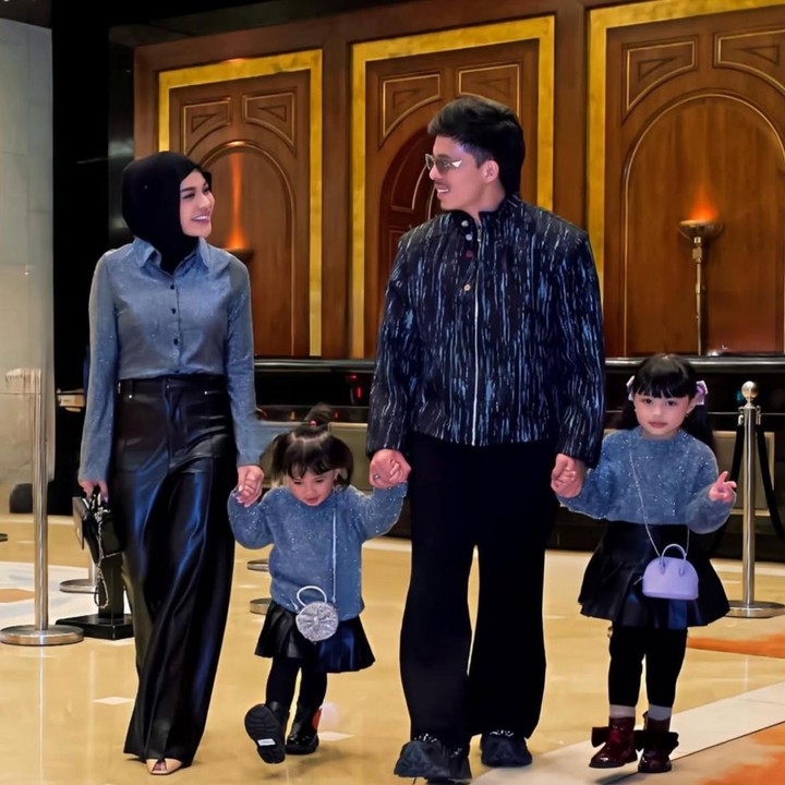 <p>Bunda ingin tampil beda di hari Lebaran? Foto keluarga berempat Aurel dan Atta bisa menjadi inspirasi. Mereka kompak berpose bersama kedua anaknya, Ameena dan Azura, dengan <em>outfit</em> yang serasi. Dalam foto ini, mereka memilih pose berjalan sambil menggandeng anak-anak. Bisa dijadikan ide foto&nbsp;Lebaran di hari kedua atau ketiga yang lebih santai nih, Bunda. (Foto: Instagram @aurelie.hermansyah)</p>