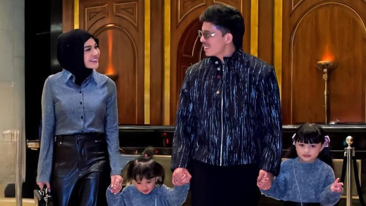 10 Ide Pose Foto Lebaran Keluarga Berempat yang Aesthetic di Hari Raya Idul Fitri