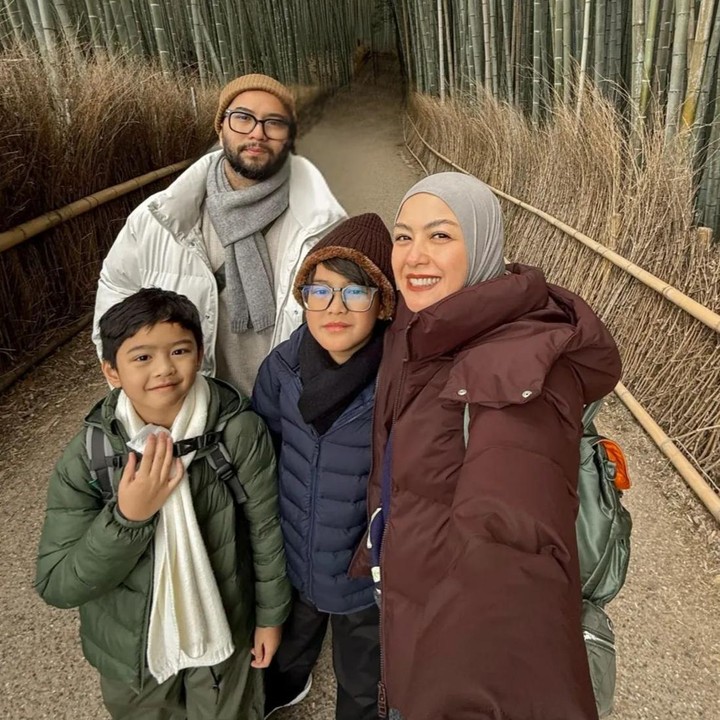 <p>Kalau Bunda suka gaya foto yang santai, potret keluarga Revalina S Temat dan Rendy Aditya Gunawan bisa jadi inspirasi untuk di hari Lebaran. Mereka memilih pose <em>selfie</em> bersama kedua anaknya yang berada di tengah, sementara sang suami berdiri di belakang. (Foto: Instagram @vatemat)</p>