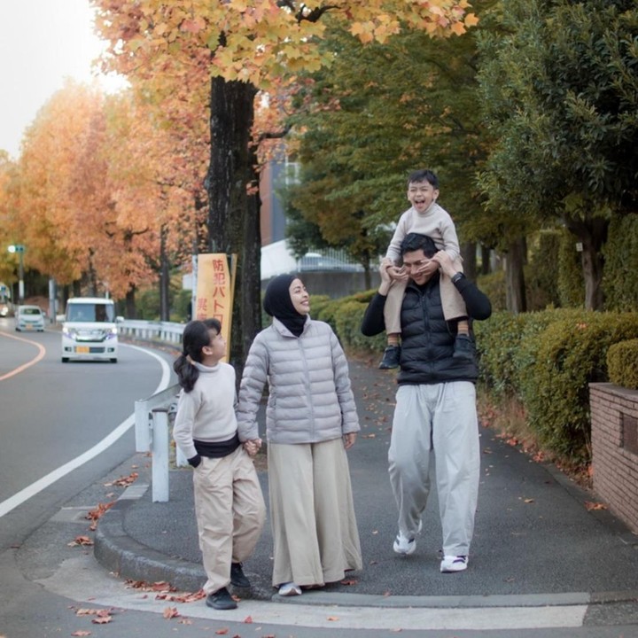<p>Tantri Syalindri terlihat bahagia saat mengabadikan momen kebersamaan bersama keluarganya. Dalam foto tersebut, mereka tampak berjalan santai sambil berpose <em>candid</em> yang terlihat natural. Sang suami, Arda Naff, terlihat menggendong putranya. (Foto: @motret26 via Instagram @tantrisyalindri)</p>