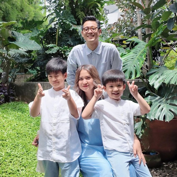 <p>Pasangan Junior Liem dan Putri Titian tampil kompak mengenakan pakaian bernuansa biru dalam foto keluarga. Kedua putranya juga terlihat serasi dengan kemeja dan celana berwarna biru. Dalam foto tersebut, Putri duduk di bangku sementara kedua anaknya berdiri di sampingnya. Junior pun tampak berdiri di belakang. (Foto: Instagram @putrititian)</p>