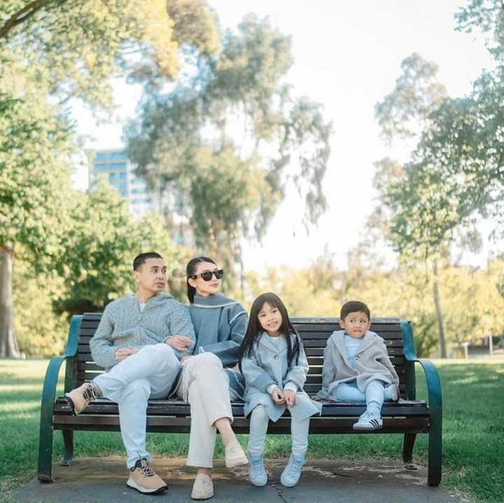 <p>Jika Bunda ingin mengabadikan momen Lebaran dengan nuansa <em>aesthetic</em>, potret keluarga Anissa Aziza dan Raditya Dika bisa jadi inspirasi. Mereka kompak duduk dengan pose <em>candid</em> yang natural. Untuk tampil lebih kece, Bunda bisa meniru gaya Anissa dengan menambahkan aksesori seperti kacamata hitam. (Foto: Instagram @anissaaziza)</p>