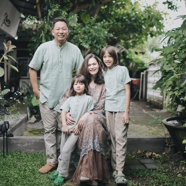 <p>Pasangan Sabai Morscheck dan Ringgo Agus sempat membagikan potret keluarga mereka saat Lebaran 2025. Dalam foto tersebut, Ringgo dan kedua putranya, Bjorka dan Mars, kompak mengenakan atasan berwarna <em>sage green</em>, sementara Sabai tampil berbeda dengan <em>dress</em> bernuansa cokelat. Bunda bisa meniru pose Sabai dengan duduk di sisi tengah kedua anak, sementara Ringgo berdiri di belakang. (Foto: Instagram @sabaidieter)</p>