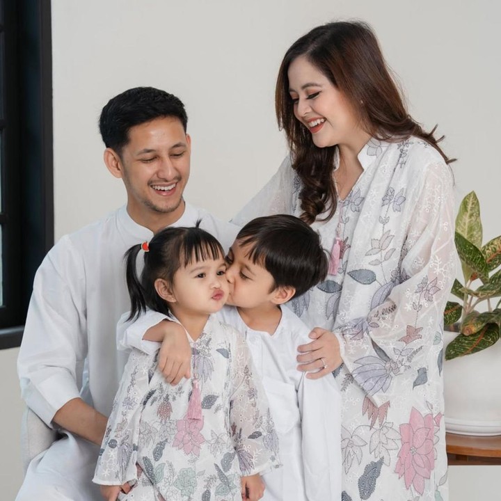 <p>Sepertinya kalau pose formal sudah biasa, ya. Nah, Bunda bisa meniru gaya foto Lebaran keluarga Tasya Kamila dan Randi Bachtiar yang lebih natural. Mereka kompak berfoto <em>candid</em> dengan senyuman lepas, sementara putra sulungnya, Arrasya, terlihat mencium pipi sang adik, Shafanina. (Foto: Instagram @tasyakamila)</p>