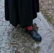 5 Bahan Sepatu Tahan Air yang Cocok Dipakai saat Musim Hujan