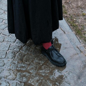 5 Bahan Sepatu Tahan Air yang Cocok Dipakai saat Musim Hujan