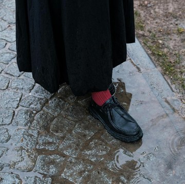 5 Bahan Sepatu Tahan Air yang Cocok Dipakai saat Musim Hujan