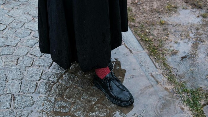 5 Bahan Sepatu Tahan Air yang Cocok Dipakai saat Musim Hujan
