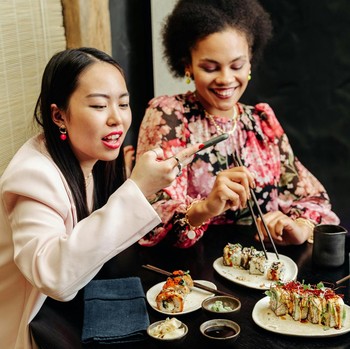 5 Zodiak yang Sering Dapat Undangan Bukber dan Sulit Nolak