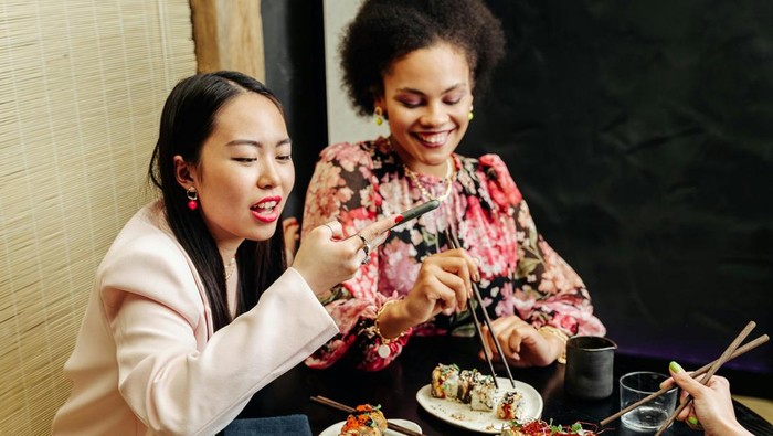 5 Zodiak yang Sering Dapat Undangan Bukber dan Sulit Nolak