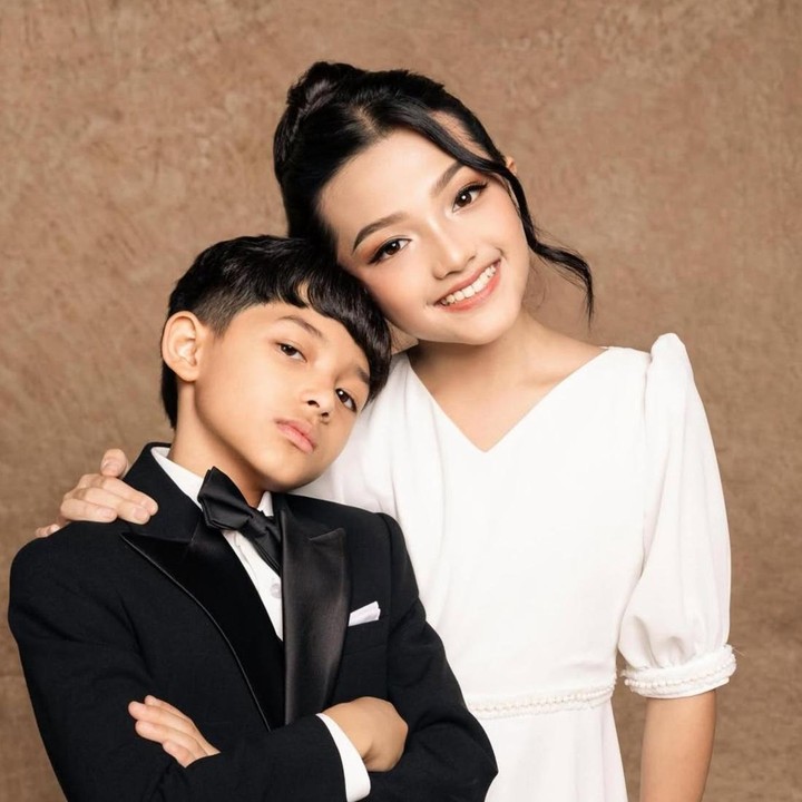 <p>Momen Lebaran kerap dimanfaatkan keluarga untuk mengabadikan foto bersama. Tak hanya dengan orang tua, foto kakak dan adik juga terlihat menggemaskan dan bisa dijadikan inspirasi. Salah satu yang bisa jadi ide adalah pose dari kedua anak Ashanty dan Anang Hermansyah, yakni Arsy dan Arsya. Dalam foto tersebut, Arsy terlihat merangkul sang adik yang bergaya keren dengan kedua tangan ditekuk. Melihat foto anak-anaknya, Ashanty sempat menuliskan pesan manis di Instagram. "Di dunia yang terus berubah, keluarga adalah satu-satunya tempat yang sama, penuh peluk dan penerimaan kalau kadang tak sejalan," tulis Ashanty. (Foto: @mozawahyu via Instagram @ashanty_ash)</p>