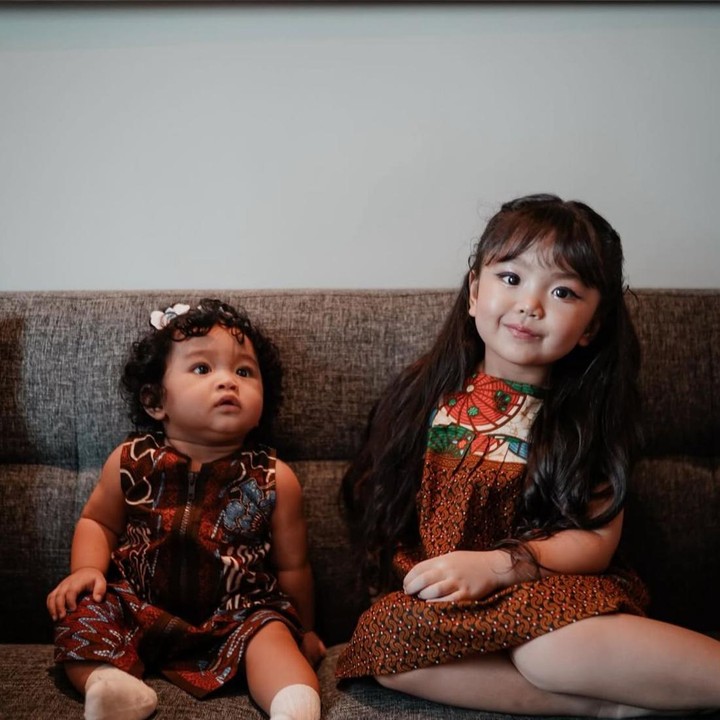 <p>Penyanyi dangdut Siti Badriah sempat membagikan foto kedua putrinya, Xarena dan Xandraya, yang tampil begitu menggemaskan. Kedua kakak-adik kompak mengenakan busana bernuansa batik, dengan si sulung duduk sambil tersenyum manis dan sang adik berada di sampingnya. (Foto: Instagram @bapak3biduan / @sitibadriahh)</p>