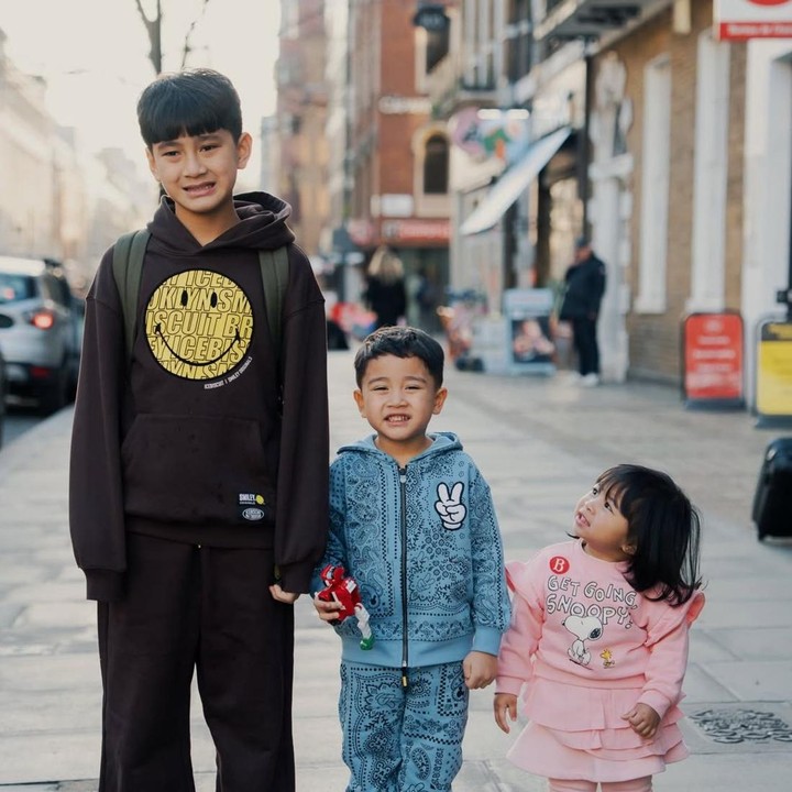 <p>Kalau Bunda mempunyai tiga anak, jangan khawatir karena potret anak-anak Nagita Slavina dan Raffi Ahmad bisa menjadi inspirasi untuk foto Lebaran. Dalam foto ini, mereka terlihat berdiri berurutan seperti tangga, diawali dengan Rafathar, lalu Rayyanza, dan tak lupa Si Kecil Lily yang tampak tersenyum manis. Gemas banget ya, Bunda. (Foto: @abiismail via Instagram @raffinagita1717)</p>