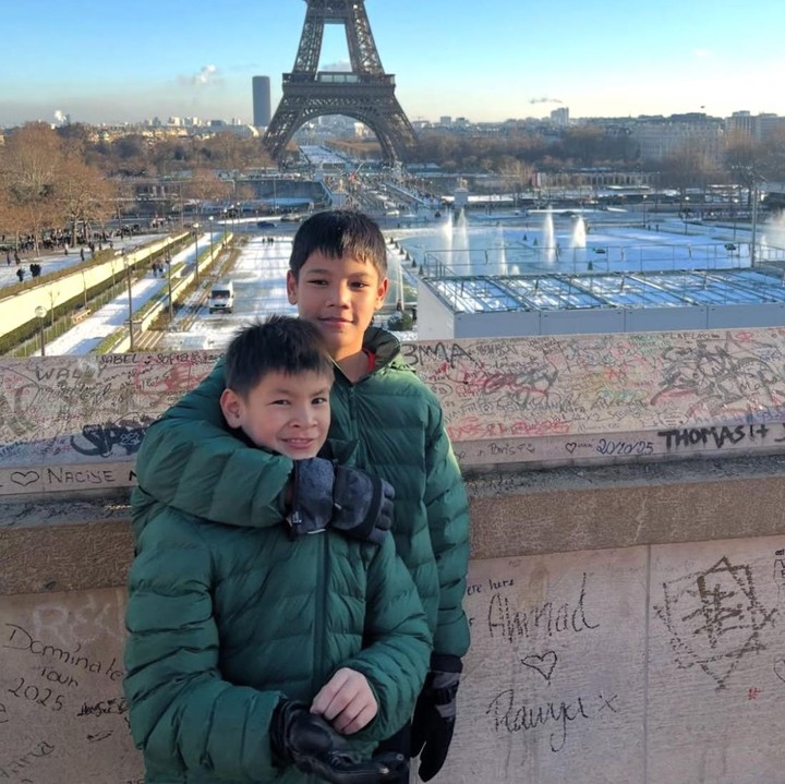 <p>Bunda memiliki dua anak laki-laki? Tak perlu bingung memilih pose foto Lebaran nanti, karena potret anak-anak Titi Kamal bisa dijadikan inspirasi. Dalam foto ini, Arjuna terlihat merangkul sang adik, Kai, saat mereka tengah berlibur ke luar negeri. (Foto: Instagram @titi_kamall)</p>