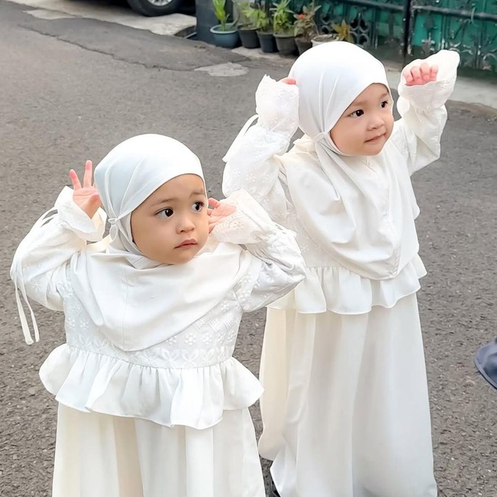 <p>Putri kembar Anisa Rahma, Almashira Athqia Shanum dan Alshamira Afiza Shanum, tampil cantik mengenakan busana muslim putih lengkap dengan hijab yang senada. Meski hanya berpose <em>candid</em>, keduanya terlihat sangat menggemaskan ya, Bunda. (Foto: Instagram @anisarahma_12)</p>