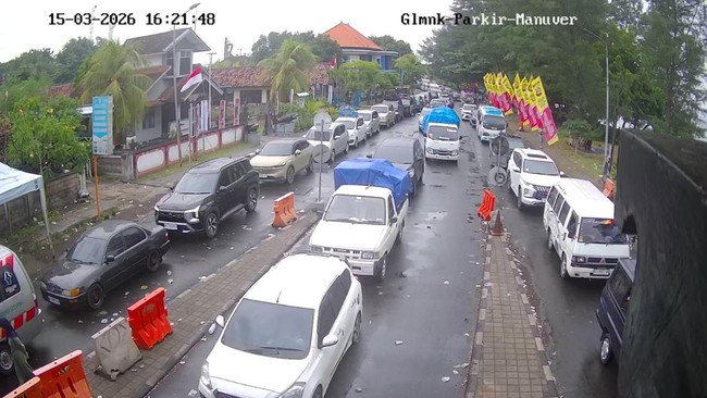 Kepolisian Polda Bali diterjunkan ke lapangan mengurai antrean kendaraan yang telah memanjang dari Pelabuhan Gilimanuk hingga wilayah Kecamatan Negara.