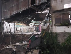 Hujan Deras, Talud Rumah di Ngaliyan Semarang Ambrol