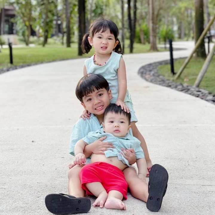 <p>Artis Kesha Ratuliu dikaruniai tiga orang anak dari pernikahannya dengan Adhi Permana Putra. Putra sulungnya, Qwenzy Kalandra Putra Permana atau akrab disapa Zyzy, lahir pada 12 Desember 2021. Zyzy kemudian menyambut adik keduanya, Aisha, ketika usianya baru satu tahun. Pada 14 April 2025, ia kembali memiliki adik kedua yang bernama Danish. (Foto: Instagram @kesharatuliu05)</p>