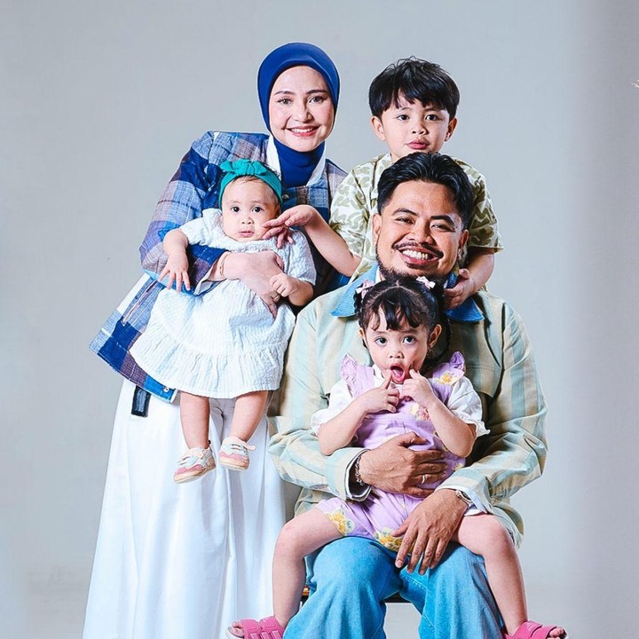 <p>Muhammad Gharvi Aldevaro Rakelna, putra sulung komika Rigen Rakelna dan Indah Ningtyas, kini sudah berusia lima tahun, Bunda. Gharvi sudah memiliki dua adik, yaitu Essilie dan Navarin. Belum lama ini, Rigen mengabarkan bahwa sang istri tengah menjalani kehamilan keempat, sehingga Gharvi akan segera menjadi kakak dari tiga adik. (Foto: Instagram @indhningtys)</p>