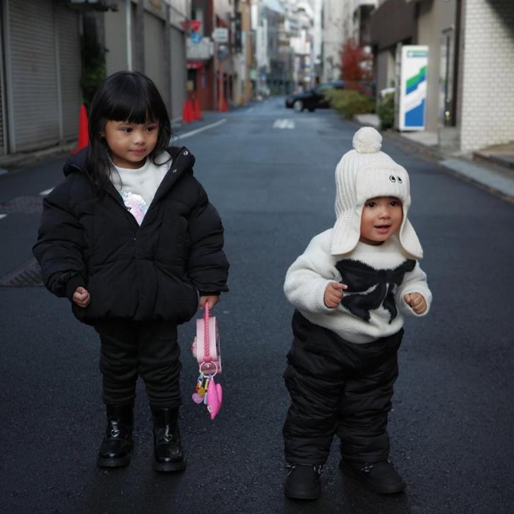 <p>Pasangan Aurel Hermansyah dan Atta Halilintar kini sudah memiliki dua orang anak perempuan. Putri sulung mereka, Ameena Hanna Nur Atta, lahir pada 22 Februari 2022 dan kini telah berusia empat tahun. Saat Ameena baru berusia satu tahun, ia sudah kedatangan adik perempuan yang diberi nama Azura Humaira Nur Atta. Melalui unggahan di Instagram, Aurel pung kerap membagikan momen kebersamaan kedua putrinya itu. (Foto: Instagram @ameenaatta)</p>
