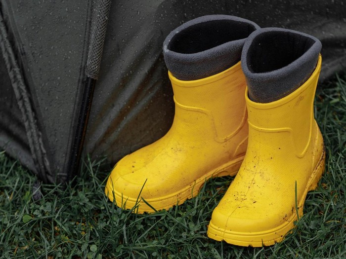 Sepatu karet tahan air sehingga cocok dipakai saat musim hujan