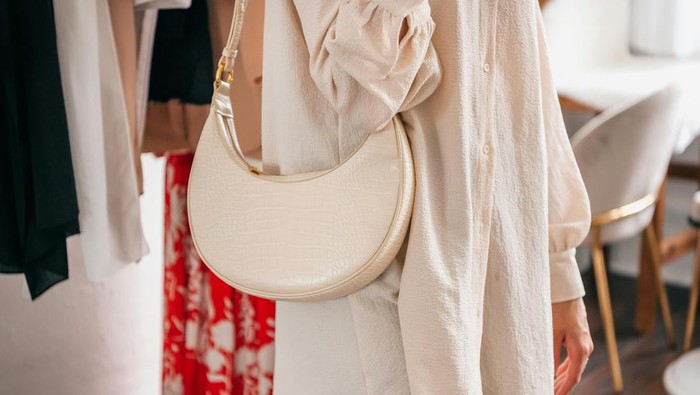 Tas yang berstruktur berikan kesan polished.