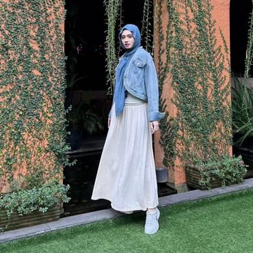7 Gaya Hijab Dimsum ala Inara Rusli yang Praktis & Stylish Cocok Untuk Outfit Mudik