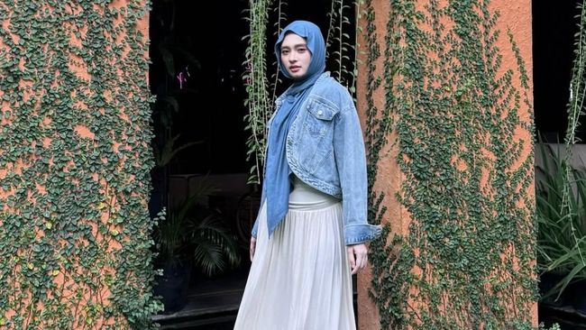 7 Gaya Hijab Dimsum ala Inara Rusli yang Praktis dan Stylish Cocok Untuk Outfit Mudik