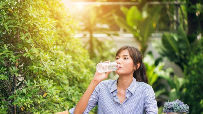 3 Ciri Kepribadian Orang yang Suka Minum Air Putih Dibanding Minuman Manis