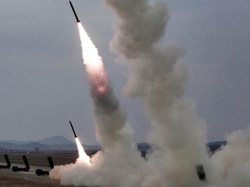 Korea Utara menembakkan sekitar selusin rudal balistik jarak pendek ke arah Laut Timur pada Kamis (29/10).