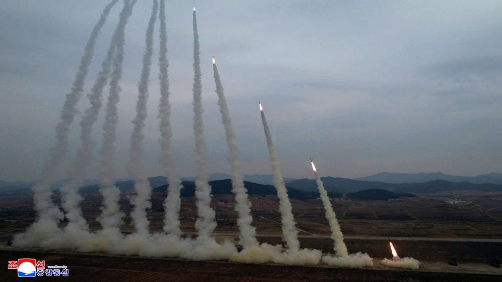 FOTO: Korut Tembakkan 10 Rudal Balistik Respons Latihan AS-Korsel