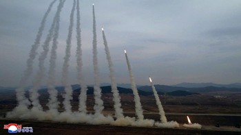 FOTO: Korut Tembakkan 10 Rudal Balistik Respons Latihan AS-Korsel
