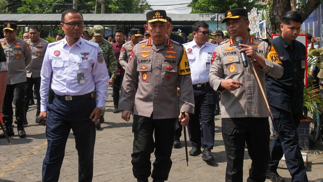 Kapolri Listyo Sigit instruksikan kesiagaan tinggi selama Mudik Lebaran 2026, meski prediksi pemudik turun. Persiapan transportasi tambahan dilakukan.
