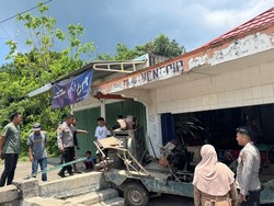 Mobil Giling Padi Keliling Tabrak Toko di Dompu NTB, 1 Orang Tewas