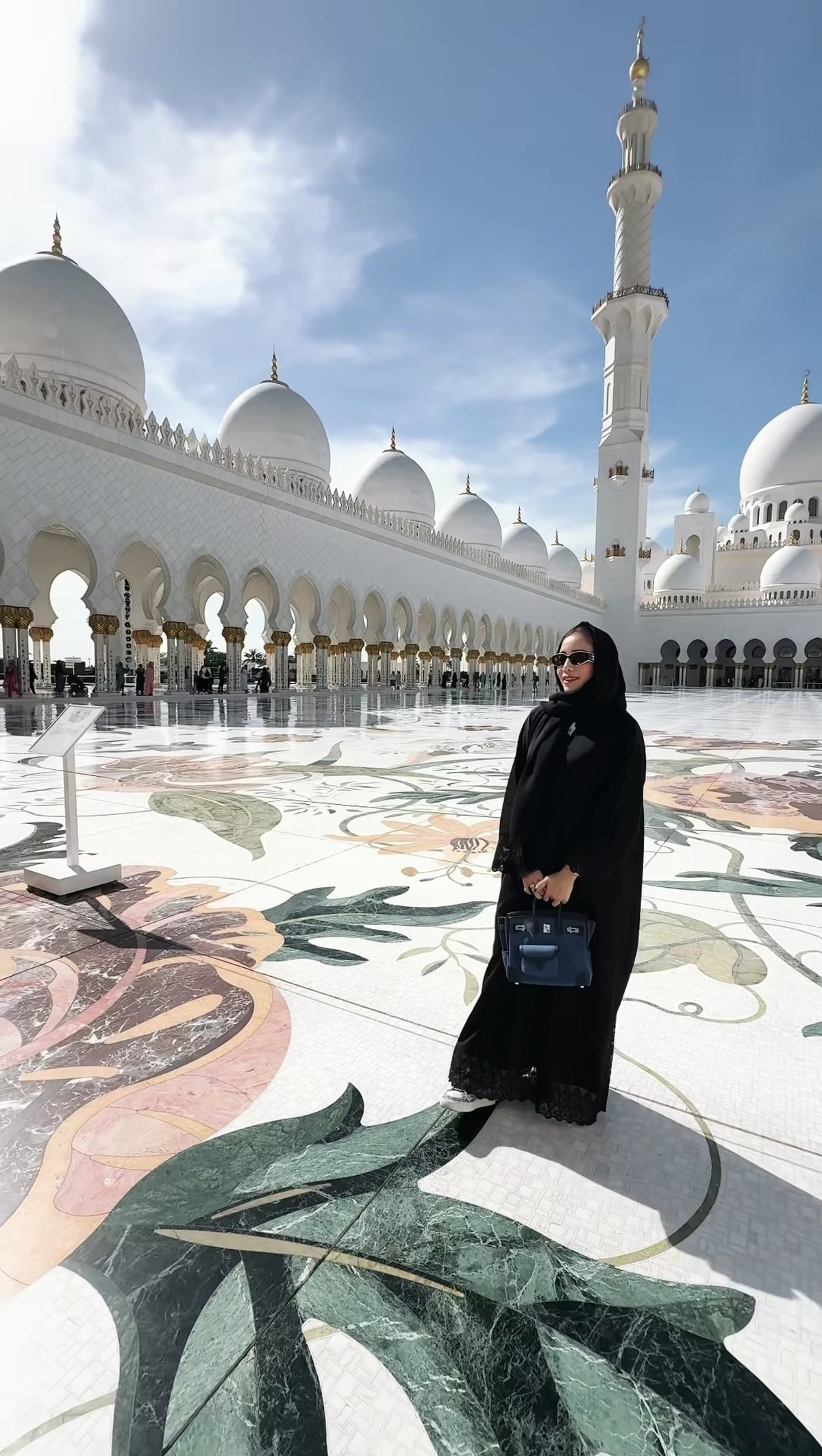 Momo jalan-jalan di Masjid Sheikh Zayed Abi Dhabi&period;